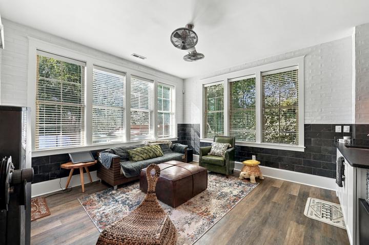 Lounge with windows to the backyard